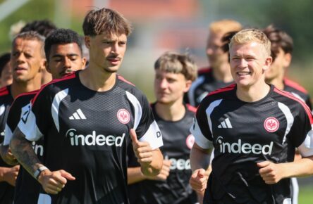 Jonathan Burkardt und Robin Koch von Eintracht Frankfurt