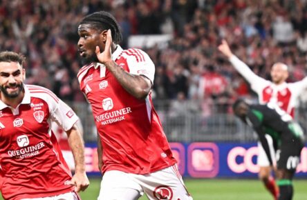 Eric Junior Dina Ebimbe vom FC Schalke 04