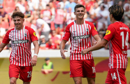 Philipp Treu SC Freiburg, 29, Yannik Engelhardt SC Freiburg, 16 und Yuito Suzuki SC Freiburg, 14 Torjubel, Emotionen, Torschuss, Abschluss, Torerfolg, Tor, Treffer , Deutschland, Fussball, Testspiel, Saisoneröffnung, SC Freiburg vs. Crystal Palace, 15.08.2026, Europa-Park Stadion, Freiburg Freiburg Europa-Park Stadion Baden-Wuerttemberg Deutschland *** Philipp Treu SC Freiburg, 29, Yannik Engelhardt SC Freiburg, 16, and Yuito Suzuki SC Freiburg, 14goal celebrations, emotions, shot on goal, finish, goal scored, goal, hit, Germany, soccer, friendly match, season opener, SC Freiburg vs. Crystal Palace, August 15, 2026, Europa-Park Stadium, Freiburg, Freiburg, Europa-Park Stadium, Baden-Württemberg, Germany Copyright: xArnexAmbergx