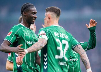 Karim Coulibaly und Marco Friedl vom SV Werder Bremen