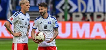 Albert Gronbaek Vieira Fabio  HSV  besprechen sich vor einem Freistoss Deutschland , Hamburg , Volksparkstadion , Fussball , 1 . Bundesliga , Hamburger SV - 1 FC Köln *** Albert Gronbaek, Vieira, and Fabio of HSV discuss strategy before a free kick Germany, Hamburg, Volksparkstadion, soccer, Bundesliga 1, Hamburger SV vs. 1. FC Köln