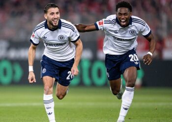 Erfolgreich mit Schalke 04: Adil Aouchiche (rechts) und Junior Adamu