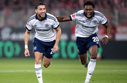 Erfolgreich mit Schalke 04: Adil Aouchiche (rechts) und Junior Adamu