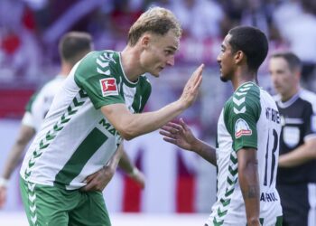 Amos Pieper und Arthur vom SV Werder Bremen