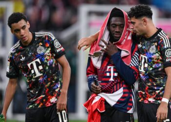 Jamal Musiala, Alphonso Davies und Aleksandar Pavlovic vom FC Bayern München
