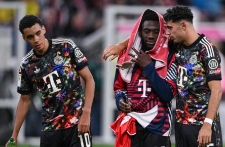 Jamal Musiala, Alphonso Davies und Aleksandar Pavlovic vom FC Bayern München