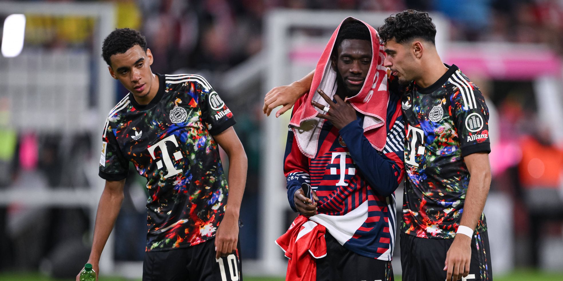 Jamal Musiala, Alphonso Davies und Aleksandar Pavlovic vom FC Bayern München