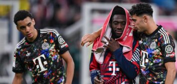Jamal Musiala, Alphonso Davies und Aleksandar Pavlovic vom FC Bayern München