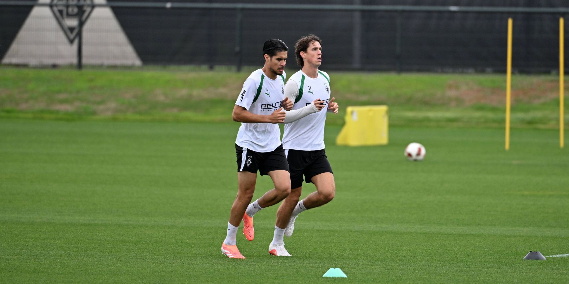 Kevin Diks und Philipp Sander von Borussia Mönchengladbach