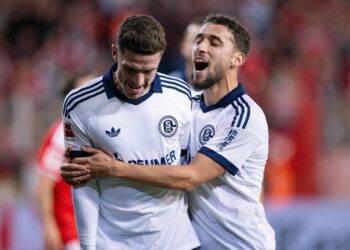 Robin Gosens und Adil Aouchiche vom FC Schalke 04