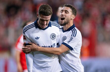 Robin Gosens und Adil Aouchiche vom FC Schalke 04