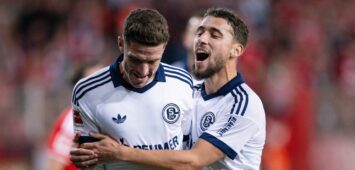 Robin Gosens und Adil Aouchiche vom FC Schalke 04