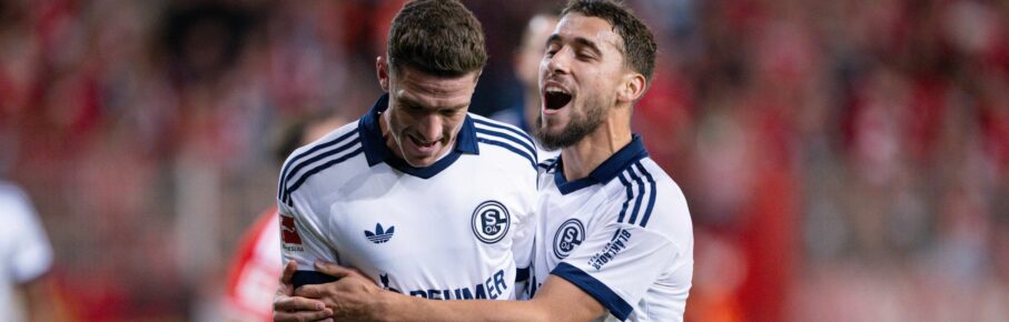Robin Gosens und Adil Aouchiche vom FC Schalke 04