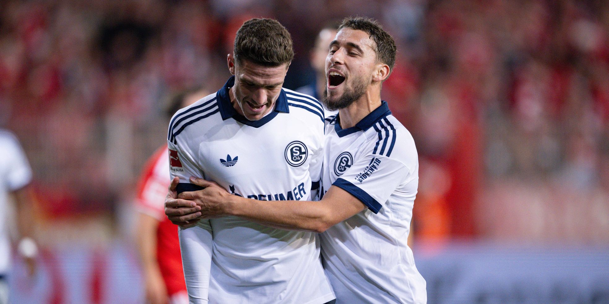 Robin Gosens und Adil Aouchiche vom FC Schalke 04