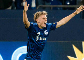 Luca Vozar bei seinem Bundesliga-Debüt für Schalke 04.