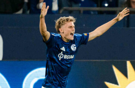 Luca Vozar bei seinem Bundesliga-Debüt für Schalke 04.
