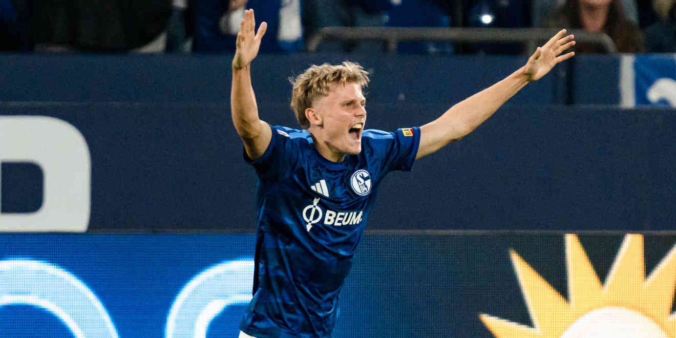 Luca Vozar bei seinem Bundesliga-Debüt für Schalke 04.