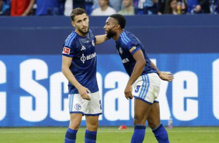 Adil Aouchiche und Moussa Sylla vom FC Schalke 04