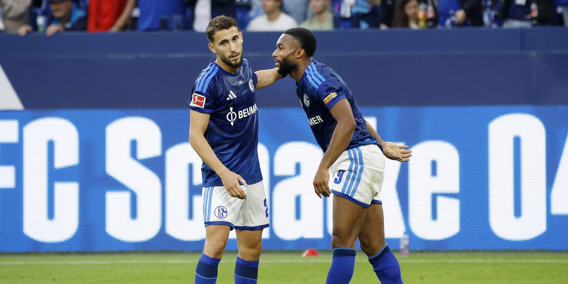 Adil Aouchiche und Moussa Sylla vom FC Schalke 04