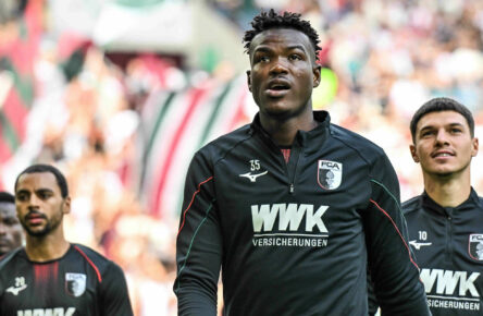 Juma Bah hofft auf sein Debüt für den FC Augsburg.