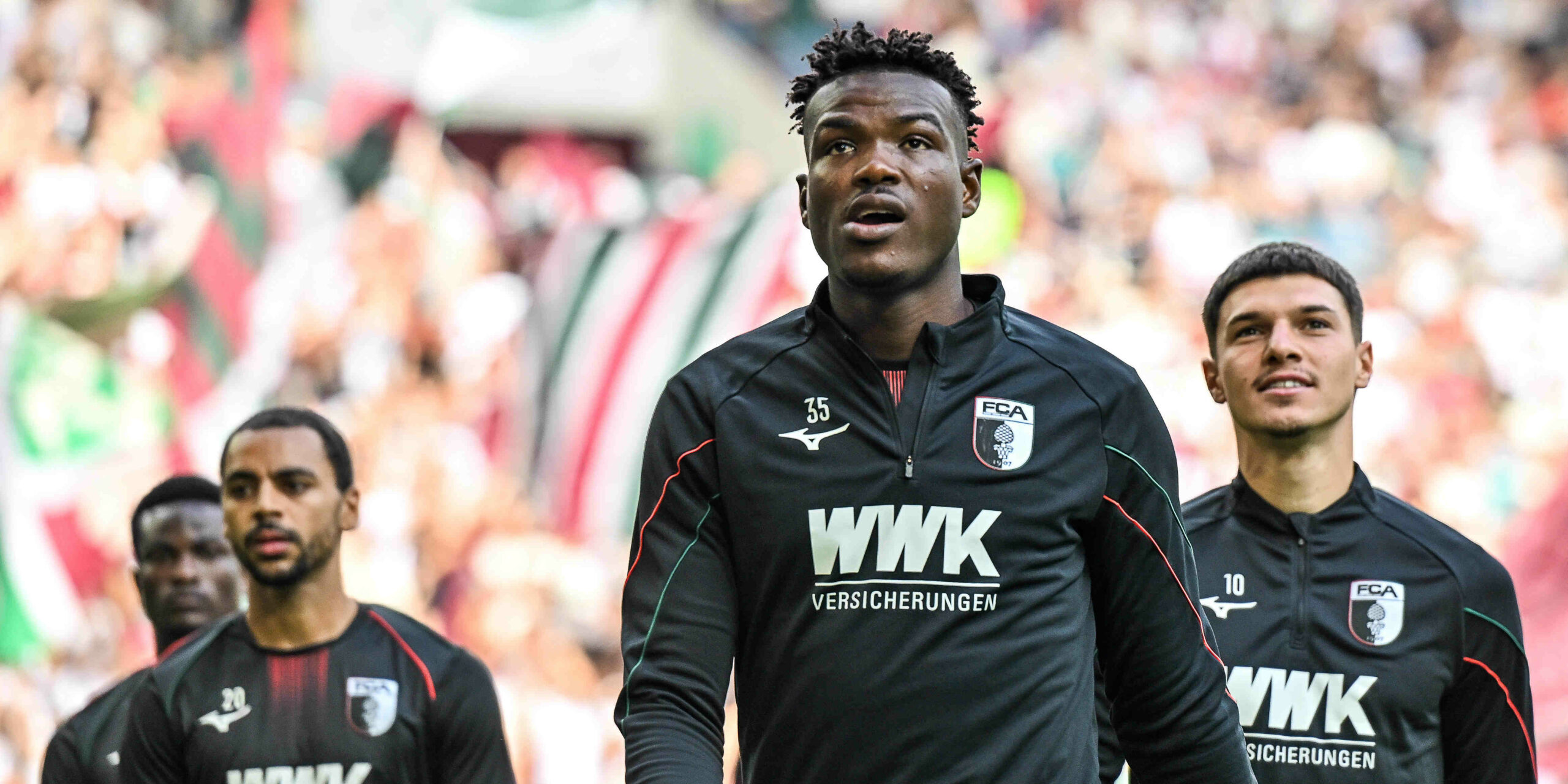 Juma Bah hofft auf sein Debüt für den FC Augsburg.