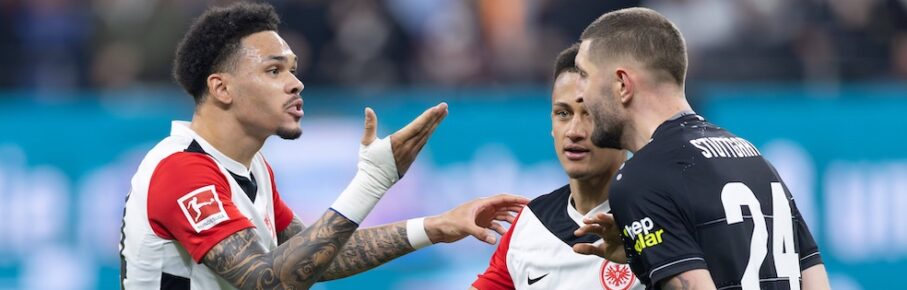 Eintracht Frankfurt - VfB Stuttgart, 1. FBL Nach dem Abpfiff geraten Nnamdi Collins (Eintracht Frankfurt, 34) und Jeff Chabot (Stuttgart, 24) aneinander. Lucas Silva Melo, Tuta (Eintracht Frankfurt, 35) versucht zu schlichten. Bundesligaspiel zwischen Eintracht Frankfurt und dem VfB Stuttgart am 29. März 2025 im Deutsche Bank Park in Frankfurt am Main., Frankfurt am Main Hessen Deutschland Deutsche Bank Park