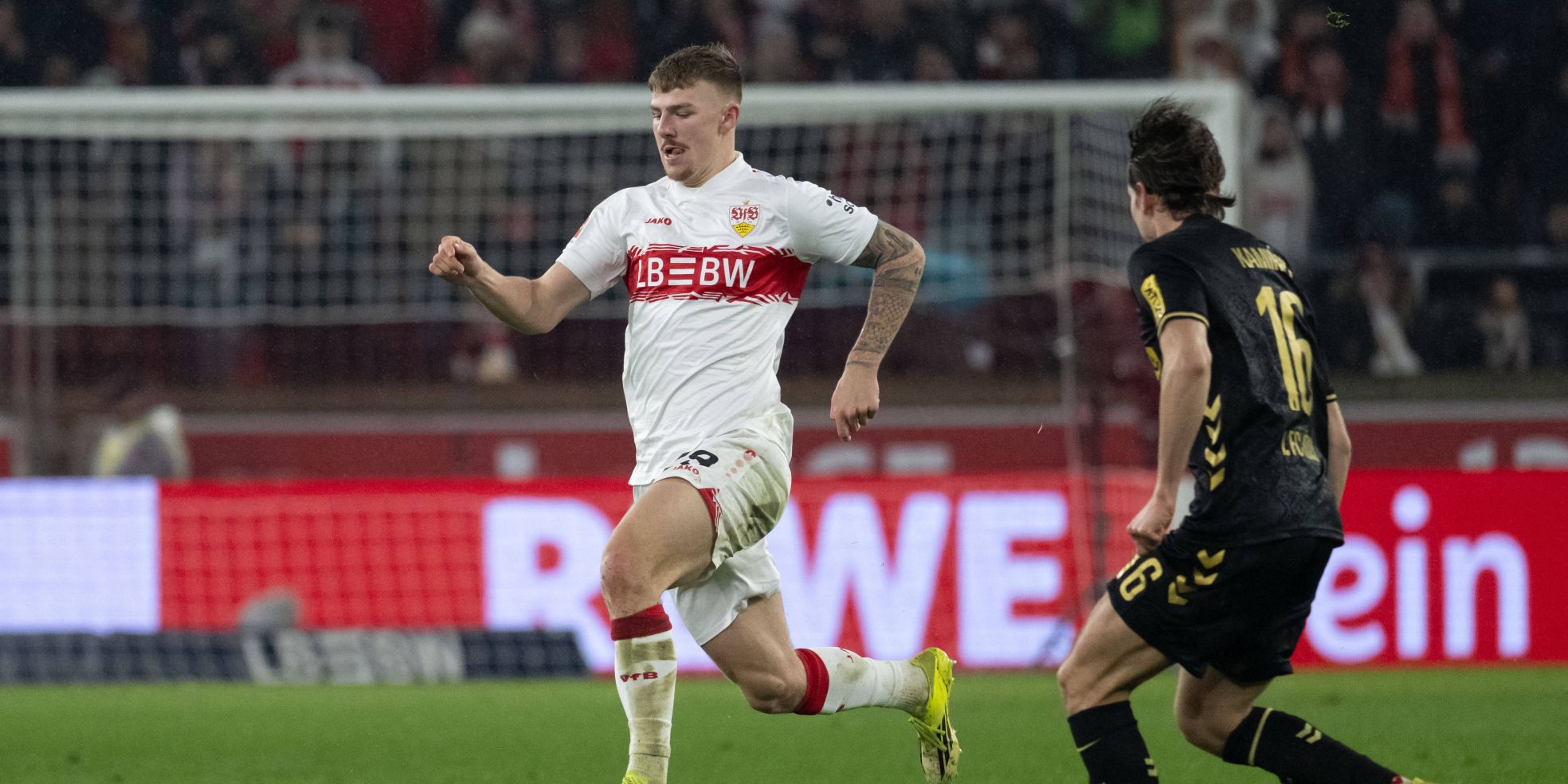 Finn Jeltsch vom VfB Stuttgart und Jakub Kaminski vom 1. FC Köln