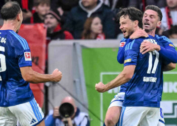 Adrian Gantenbein jubelt nach seinem Tor für Schalke in Freiburg.