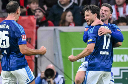 Adrian Gantenbein jubelt nach seinem Tor für Schalke in Freiburg.