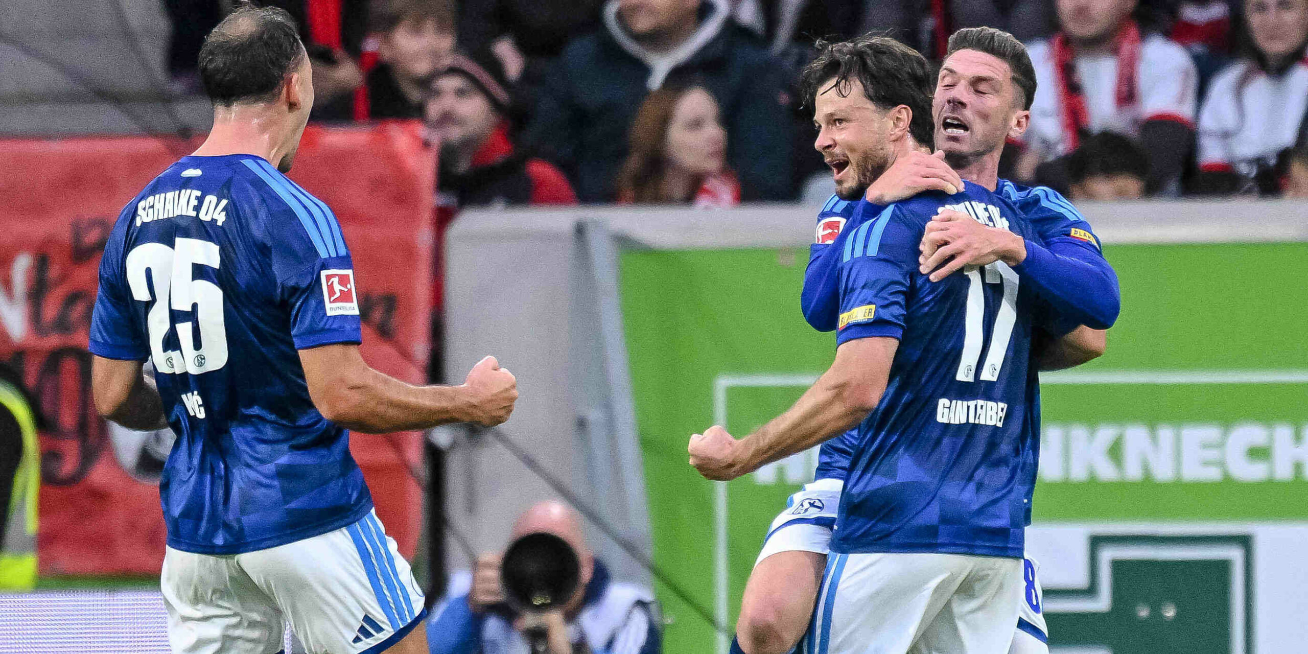 Adrian Gantenbein jubelt nach seinem Tor für Schalke in Freiburg.