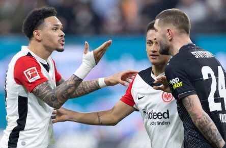Eintracht Frankfurt - VfB Stuttgart, 1. FBL Nach dem Abpfiff geraten Nnamdi Collins (Eintracht Frankfurt, 34) und Jeff Chabot (Stuttgart, 24) aneinander. Lucas Silva Melo, Tuta (Eintracht Frankfurt, 35) versucht zu schlichten. Bundesligaspiel zwischen Eintracht Frankfurt und dem VfB Stuttgart am 29. März 2025 im Deutsche Bank Park in Frankfurt am Main., Frankfurt am Main Hessen Deutschland Deutsche Bank Park
