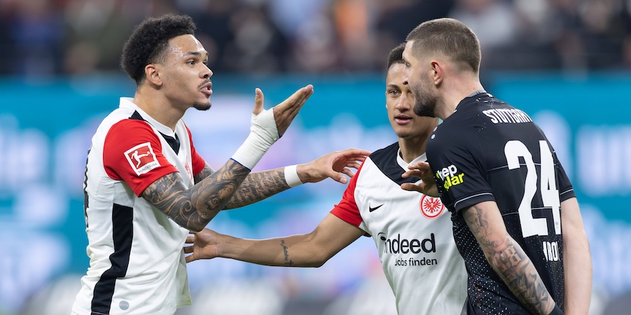 Eintracht Frankfurt - VfB Stuttgart, 1. FBL Nach dem Abpfiff geraten Nnamdi Collins (Eintracht Frankfurt, 34) und Jeff Chabot (Stuttgart, 24) aneinander. Lucas Silva Melo, Tuta (Eintracht Frankfurt, 35) versucht zu schlichten. Bundesligaspiel zwischen Eintracht Frankfurt und dem VfB Stuttgart am 29. März 2025 im Deutsche Bank Park in Frankfurt am Main., Frankfurt am Main Hessen Deutschland Deutsche Bank Park