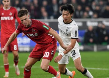 Marius Bülter vom 1. FC Köln und Shuto Machino von Borussia Mönchengladbach