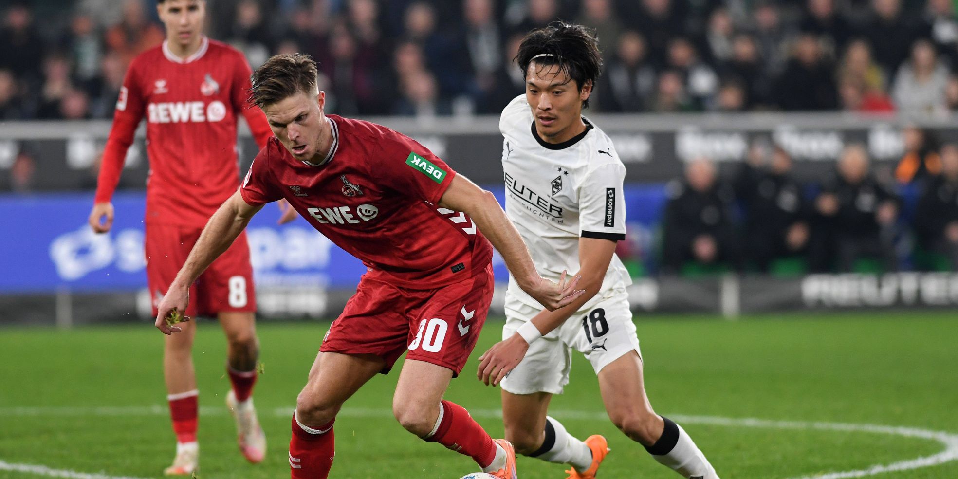 Marius Bülter vom 1. FC Köln und Shuto Machino von Borussia Mönchengladbach