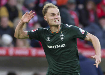 Amos Pieper überzeugt in der Abwehr von Werder Bremen.
