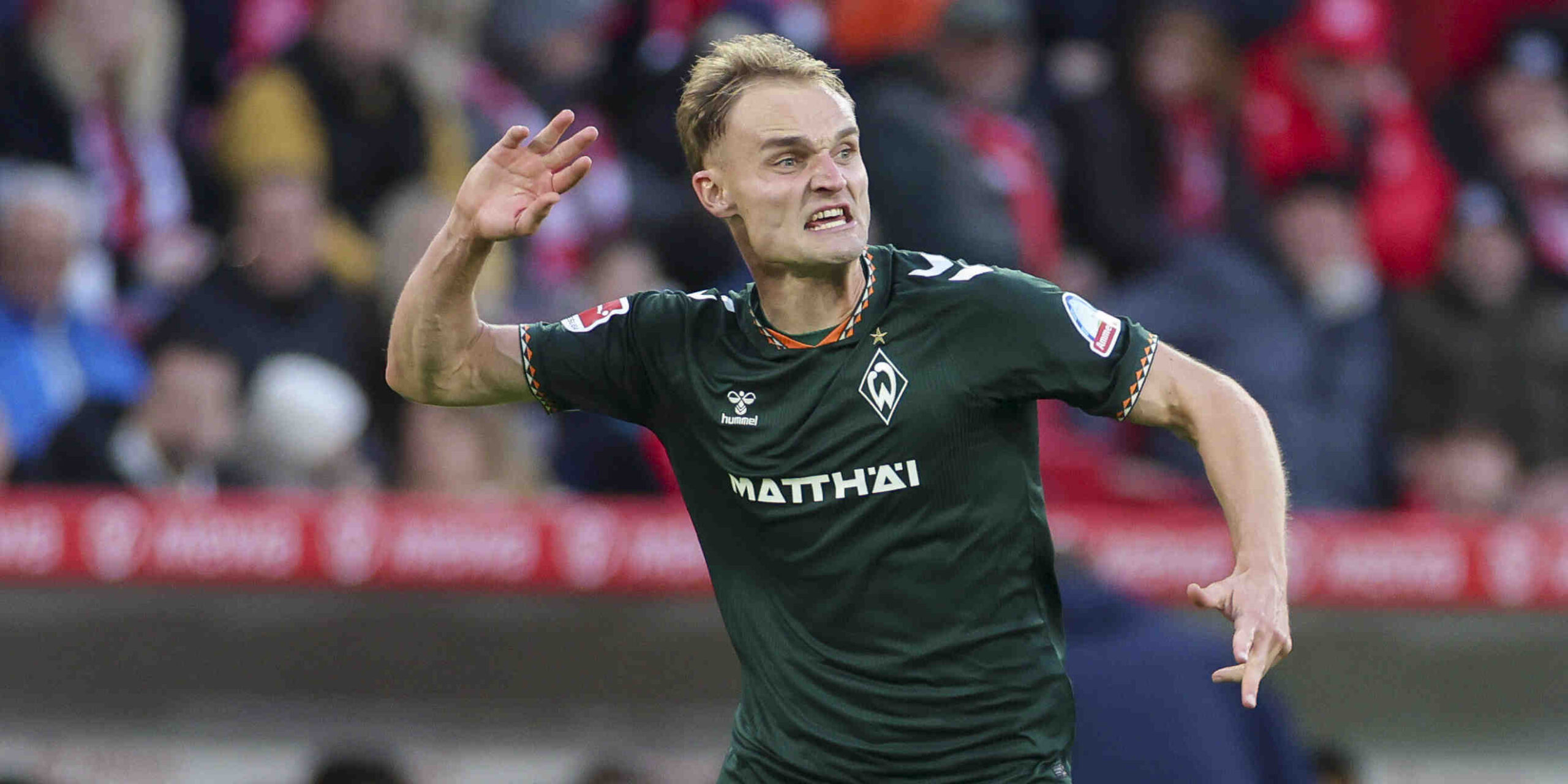 Amos Pieper überzeugt in der Abwehr von Werder Bremen.