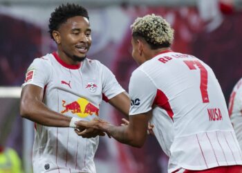 Christopher Nkunku und Antonio Nusa von RB Leipzig