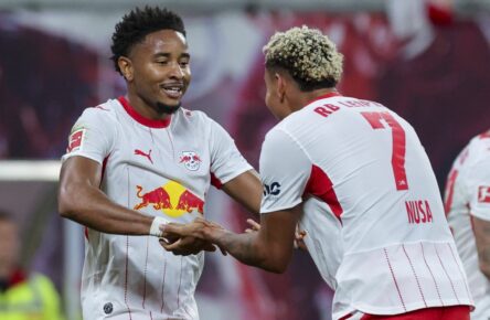 Christopher Nkunku und Antonio Nusa von RB Leipzig