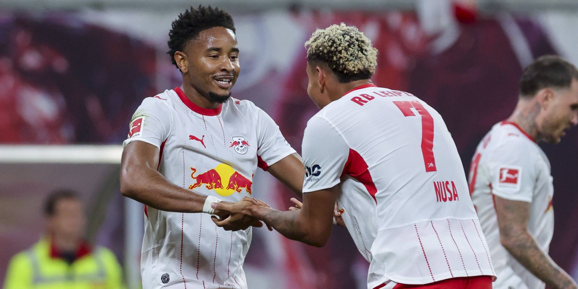 Christopher Nkunku und Antonio Nusa von RB Leipzig